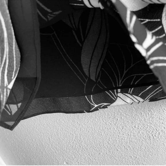 NEW WHBM Sleeveless Blouse V-neck Bold Magnolia Floral Black White Size XS - Picture 13 of 14